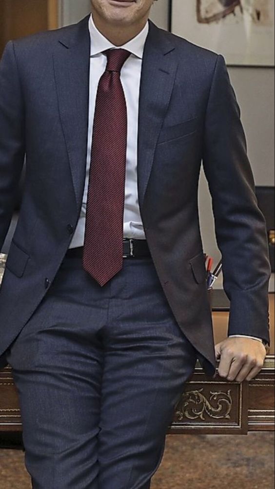 Cà vạt cùng màu và họa tiết với vest